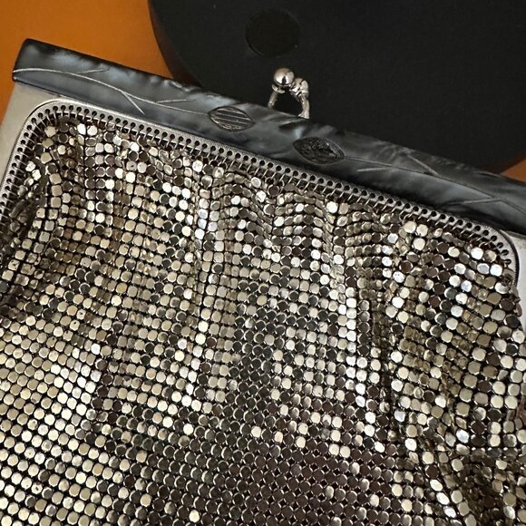 Vintage Whiting & Davis Mesh Clutch Purse silver Evening Bag Missing a tiny leaf - Picture 4 of 5